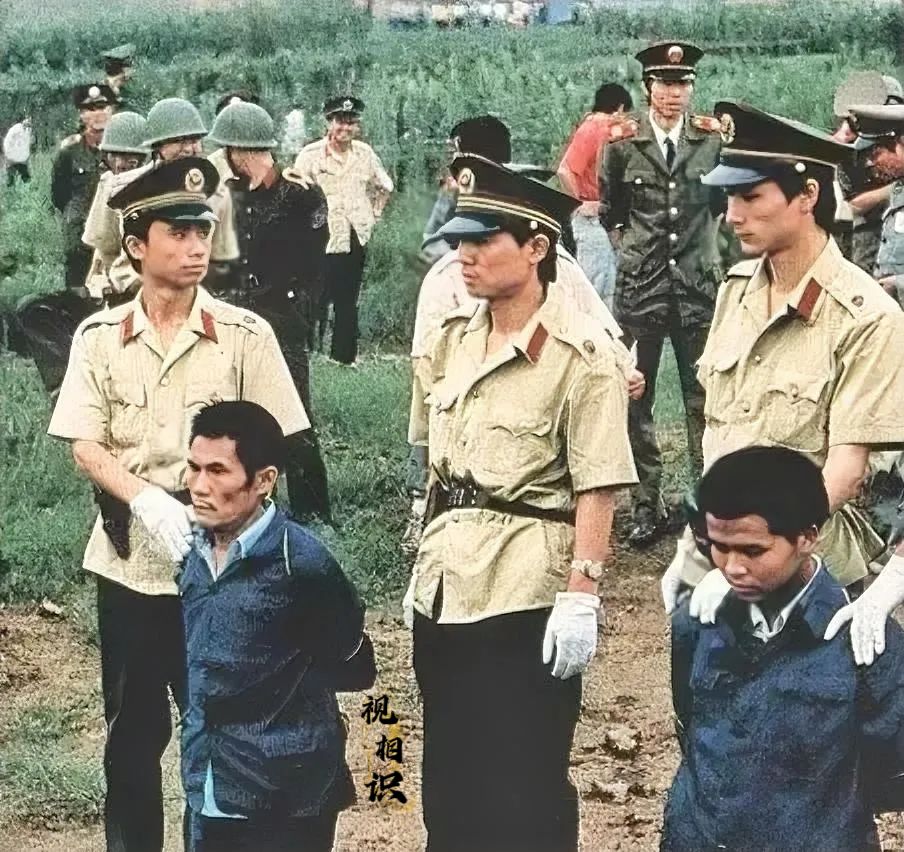 90年代，某地郊外刑场，两名死刑犯在被执行前的老照片，镜头中可以看到他们的身体已...