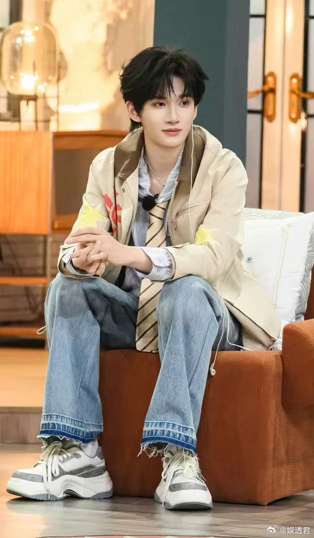 余宇涵说睡觉的时候被时代峰峻选中羡慕这种顺其自然的好运，普通午后改写人生轨迹，他