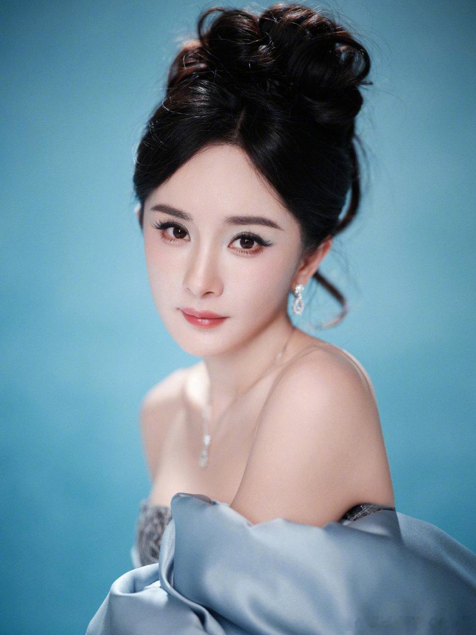 杨幂循着光的轨迹前行杨幂循着光的轨迹前行，去收集那些即将掉落的水滴 