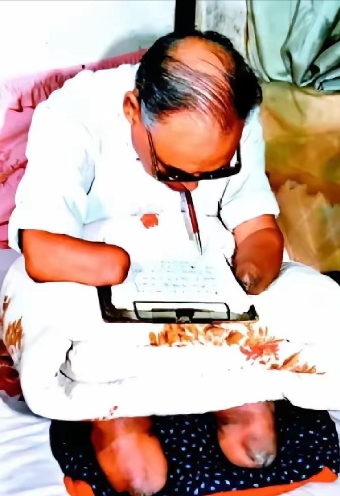 何其残忍！长津湖畔冻掉了四肢，却没死在战场上的特级伤残军人朱彦夫，1952年拖着