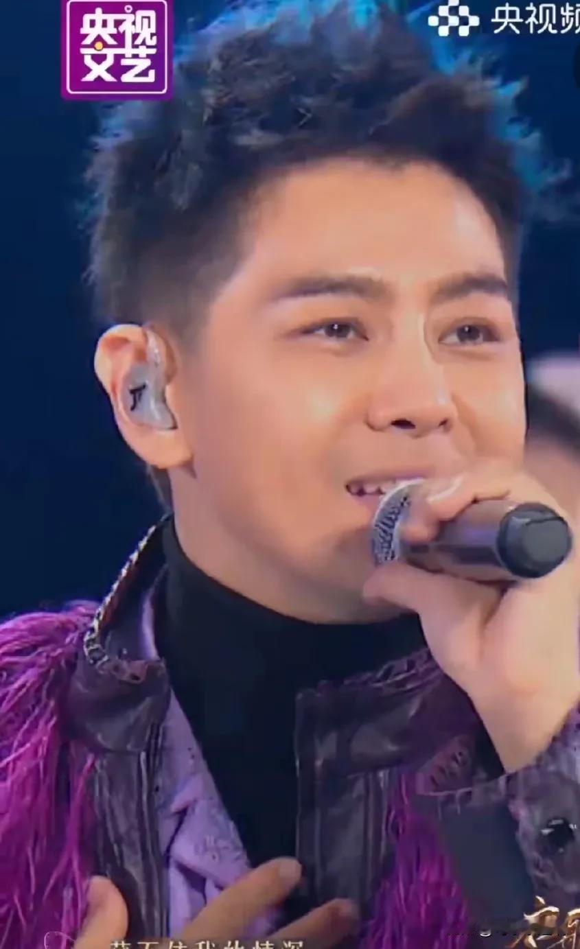 央视跨年晚会，林志颖《快乐至上》
林志颖怎么比之前还年轻，车祸前他虽然年轻，但是