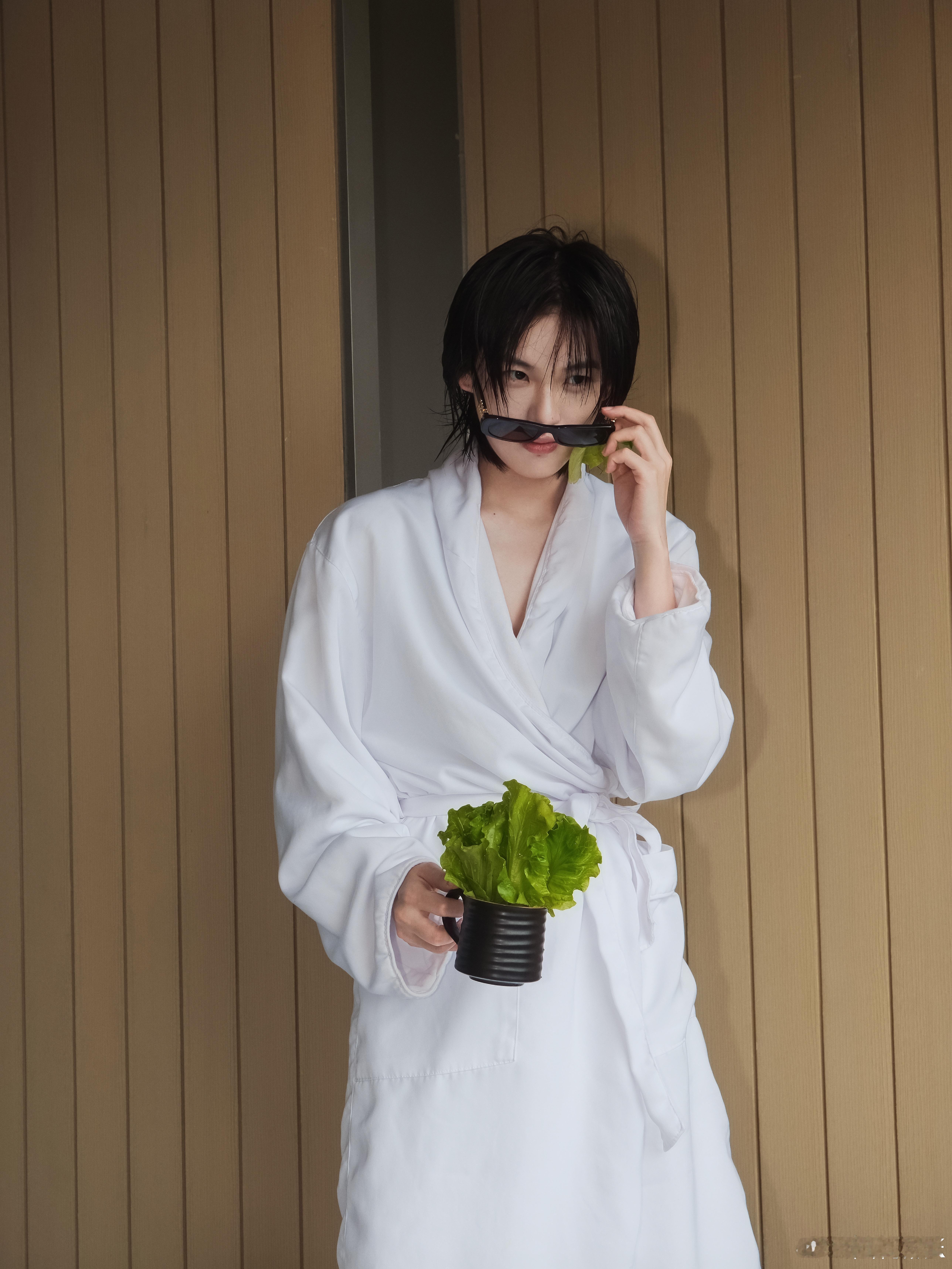 陆柯燃不语只是一味going我陆柯燃浴袍照  陆柯燃浴袍照来啦！ ​​​​湿发、