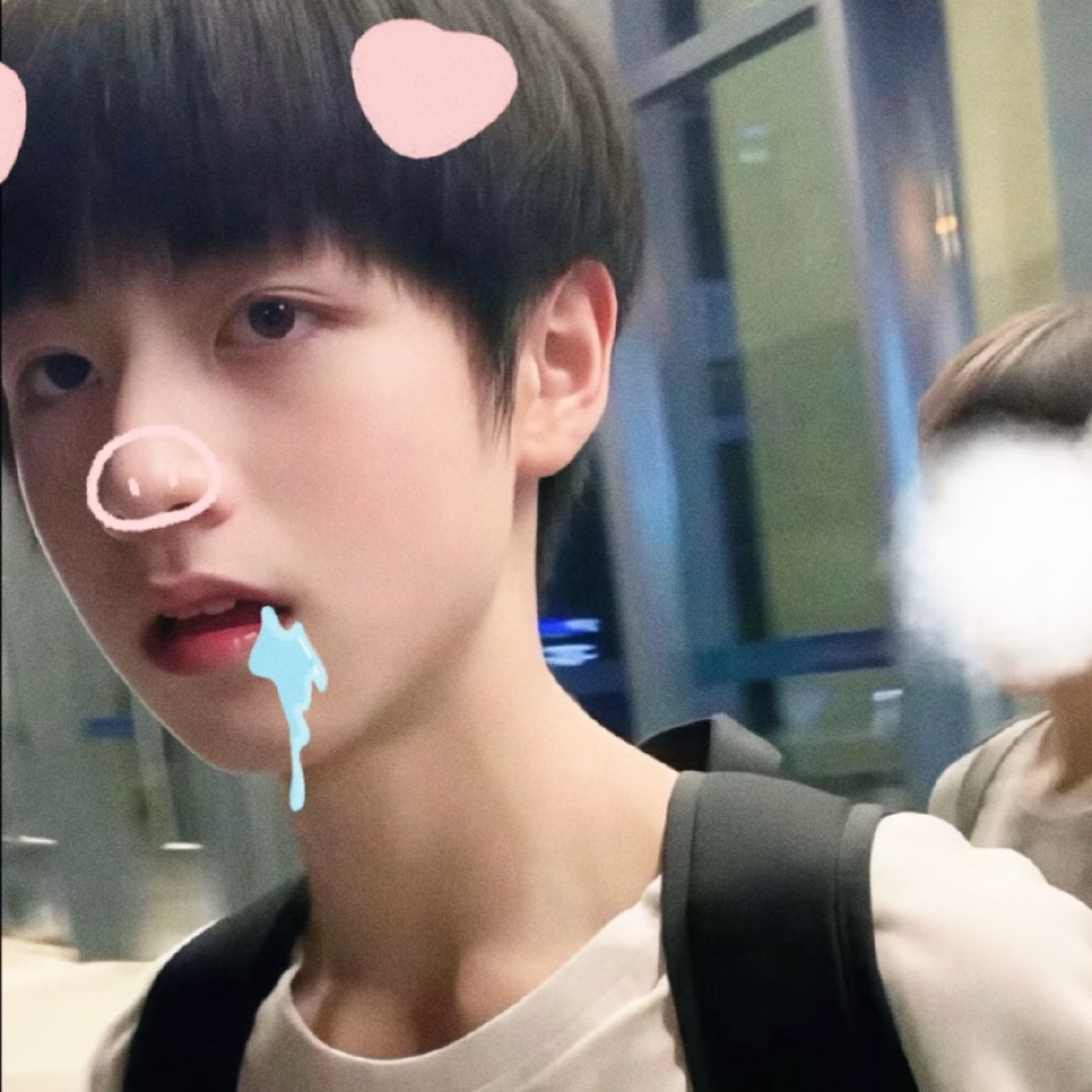 朱志鑫可是我宝宝他就是圆头圆脑原汁原味的一只猪呀！ ​​​