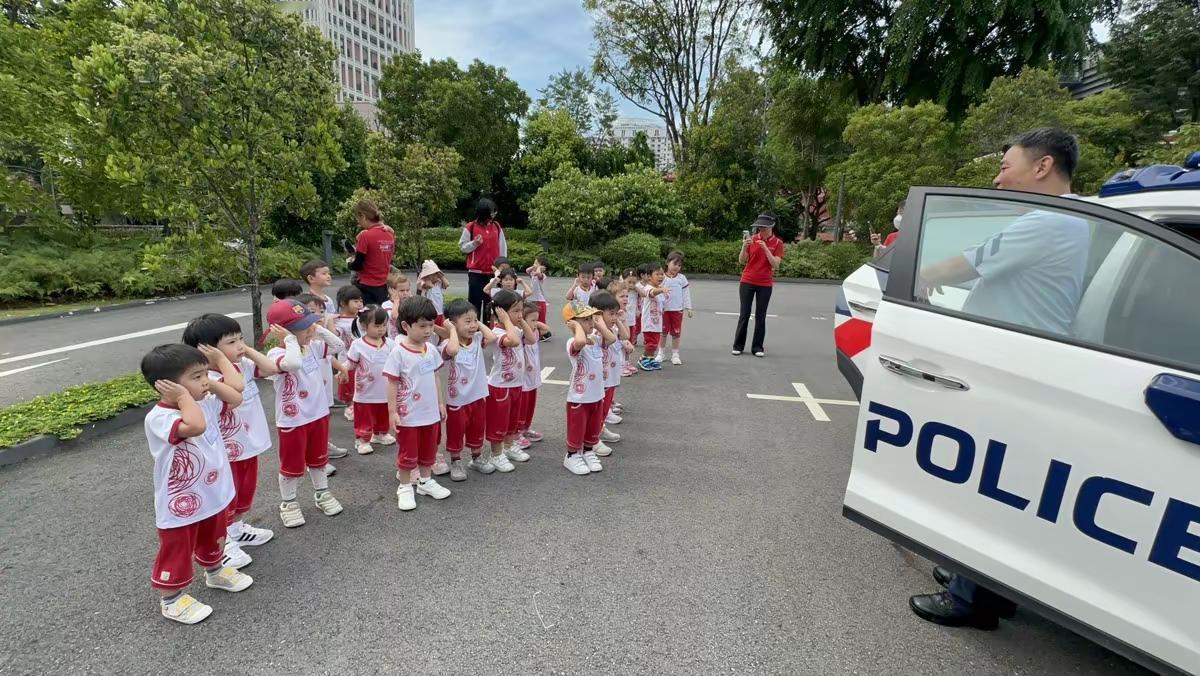 交通知识从小做起，交通警察去幼儿园讲解交通知识！