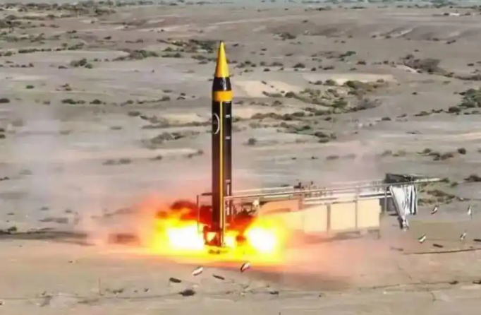 【美以伊最新局势美伊以冲突 伊朗发射携带1吨重弹头的导弹军事 打击以色列】伊朗伊