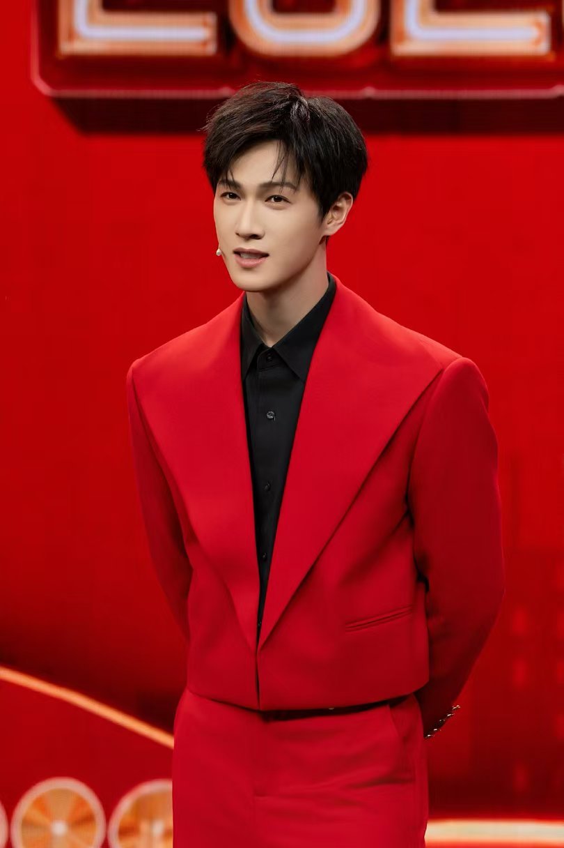 李昀锐春晚红色西装李昀锐红色西装李昀锐红色西装！！好帅啊我们小林 