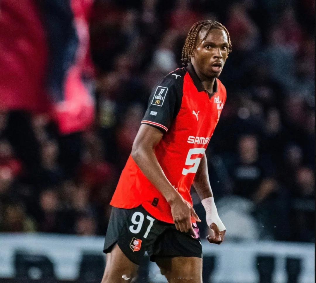 罗马诺消息，切尔西从本周初开始就在积极运作新中卫，而雷恩20岁的新星雅凯去年夏天