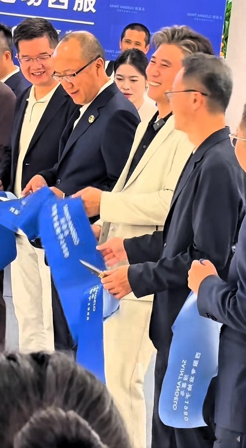 50岁正是“闯”的年纪，

李乃文剪彩剪不好，随手扔彩头

一切看在眼里的老总看