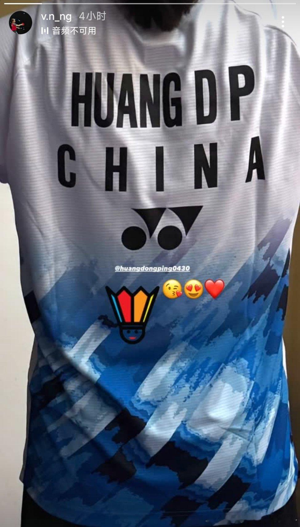 次元壁破破的，港队的吴颖岚收到了东萍的球衣😂🏸🏓 ​​​