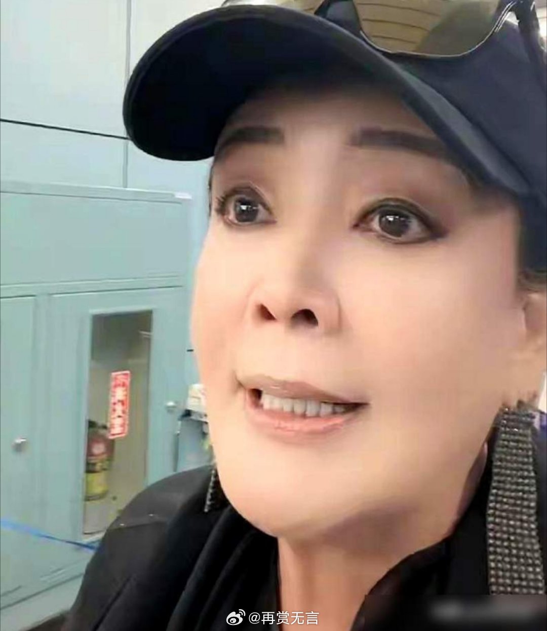 张兰以前长得挺友善的，现在年纪大了，反而显得非常刻薄。 