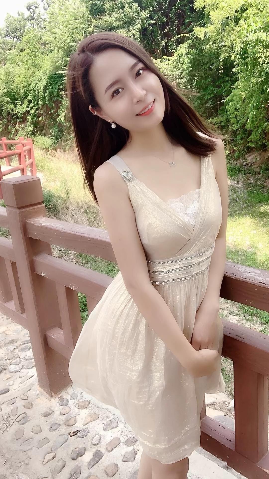 如何穿出魅力又柔情的连衣裙?一身浅杏纱裙，清透温柔又灵动，眉眼明媚温婉，笑起来清