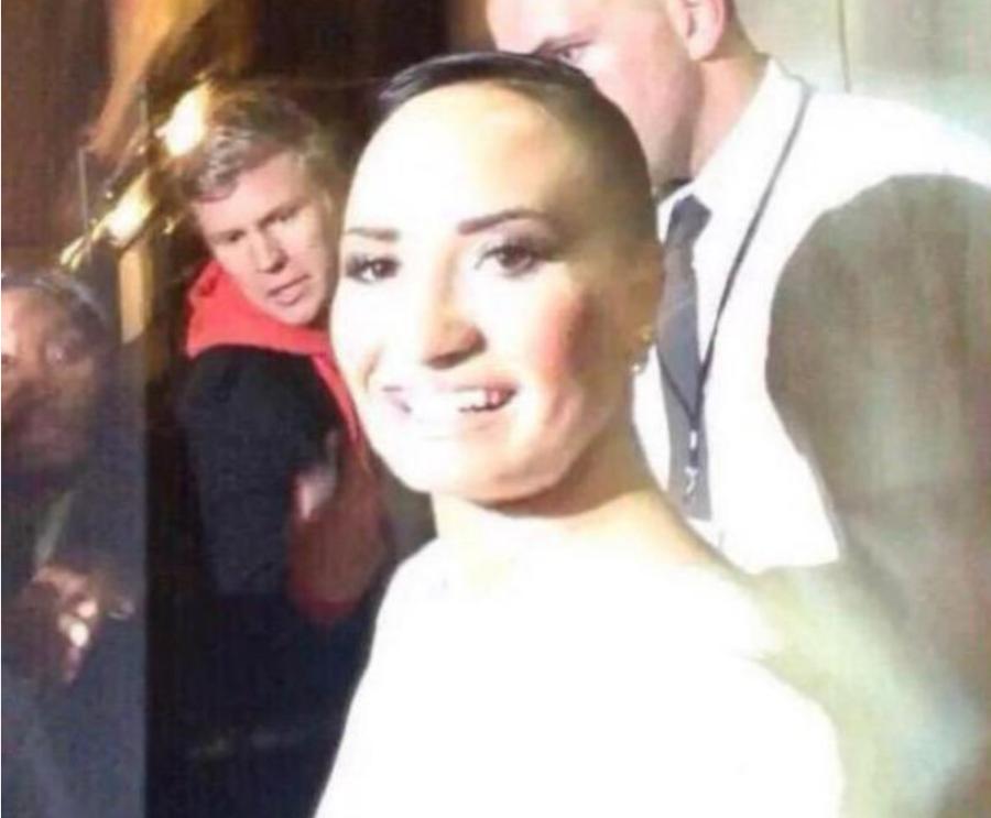 Demi Lovato 站在镜子前，深吸一口气，决定直面那些曾经让她崩溃的黑料照