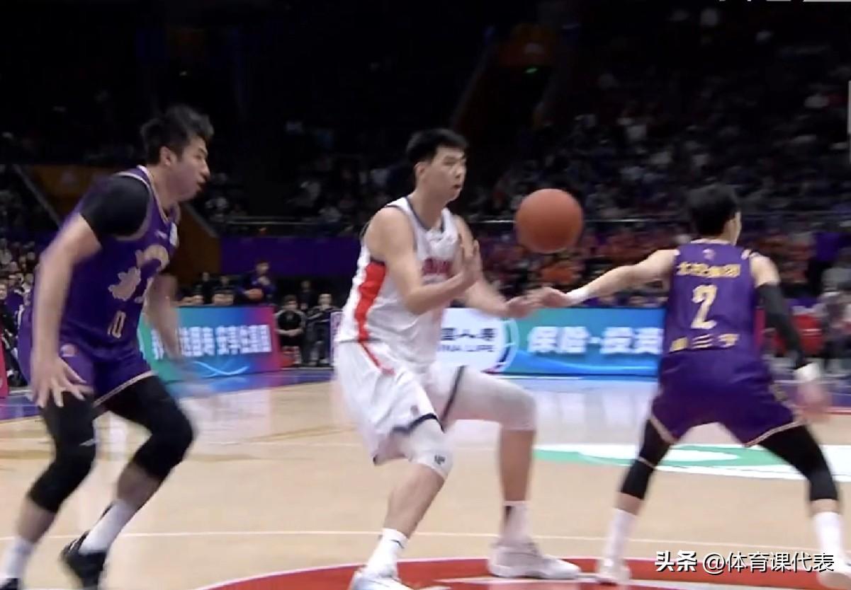 本土内线对决！徐昕11+3，邹雨宸13+4，广州男篮半场领先北控1分！北京时间2