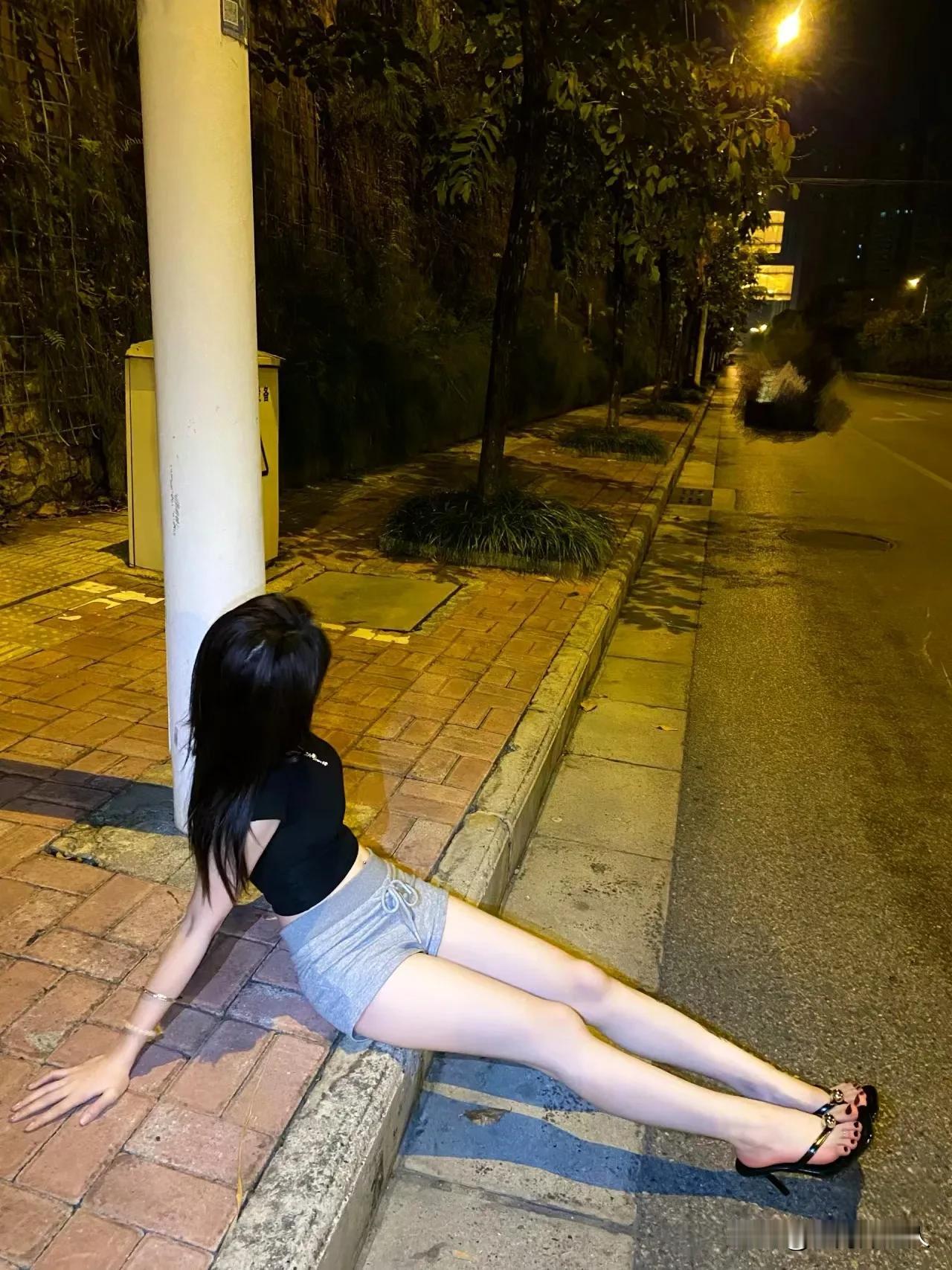 夜静街头独坐，美人倚楼思红颜。