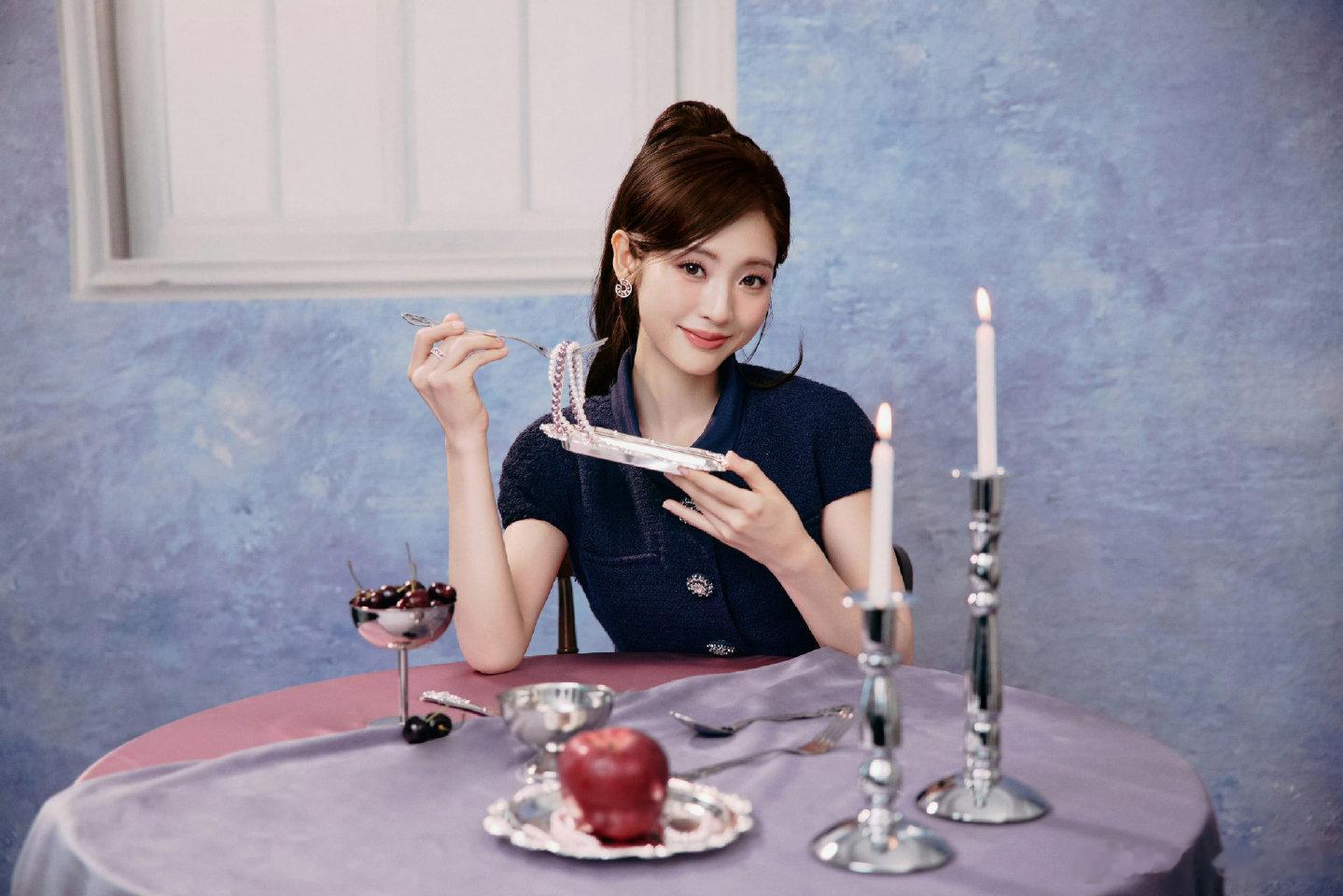 邢菲唱歌没功劳有苦劳 虽然调子跑得有点远但邢菲那种不怯场的状态真的可爱，唱歌嘛开