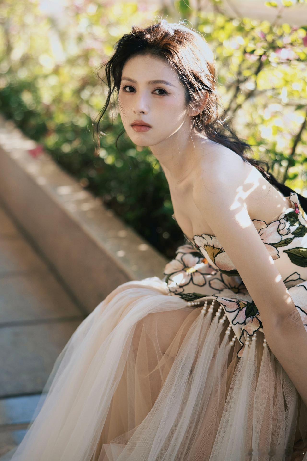 鹤男的金鸡奖造型真的让人眼前一亮，裸色长裙和大海、轮渡的适配度绝了，氛围感直接拉