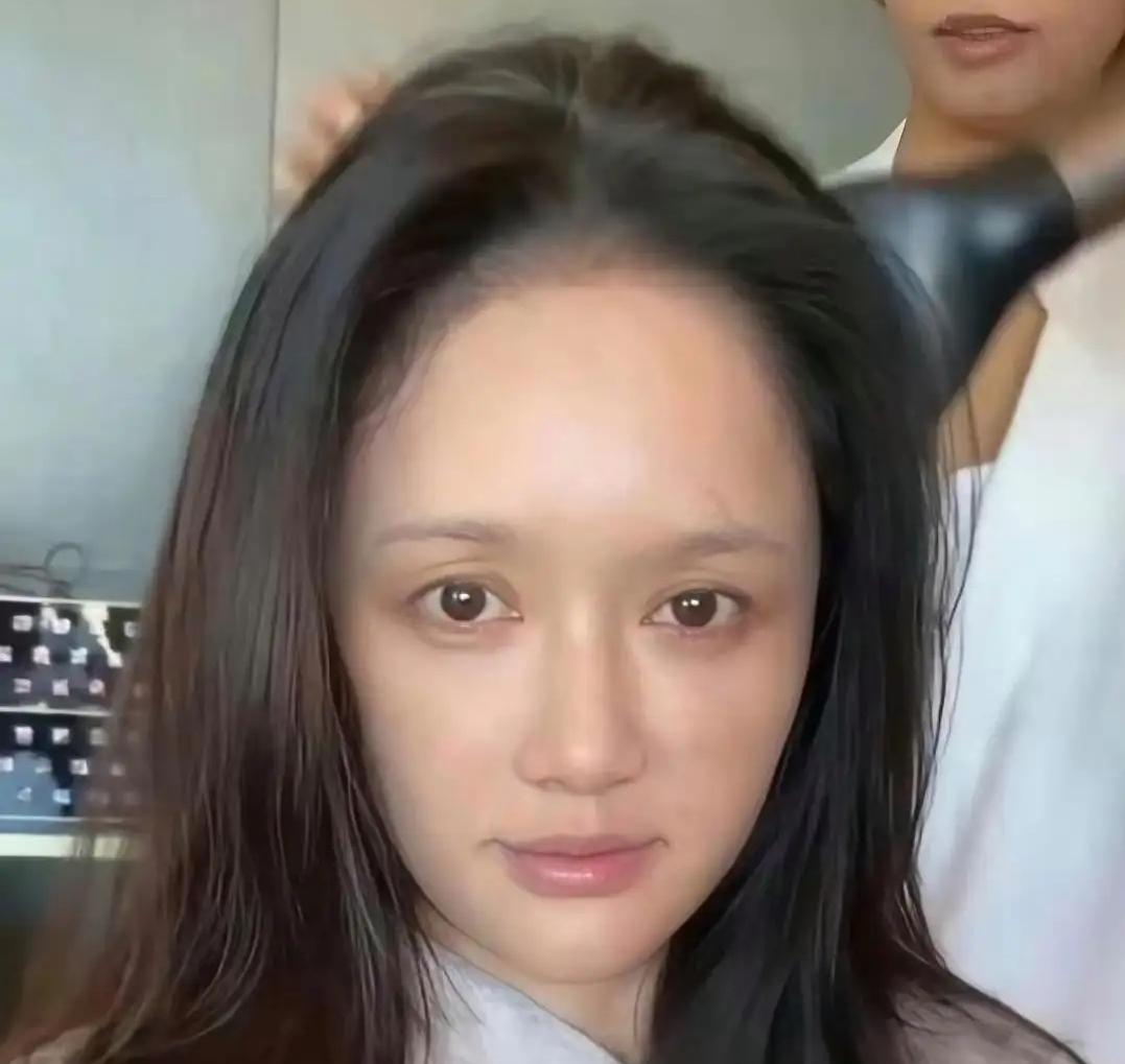 没化妆的陈乔恩，脸色暗淡无光，长相还没有普通人好看，化妆后也是一个美人。