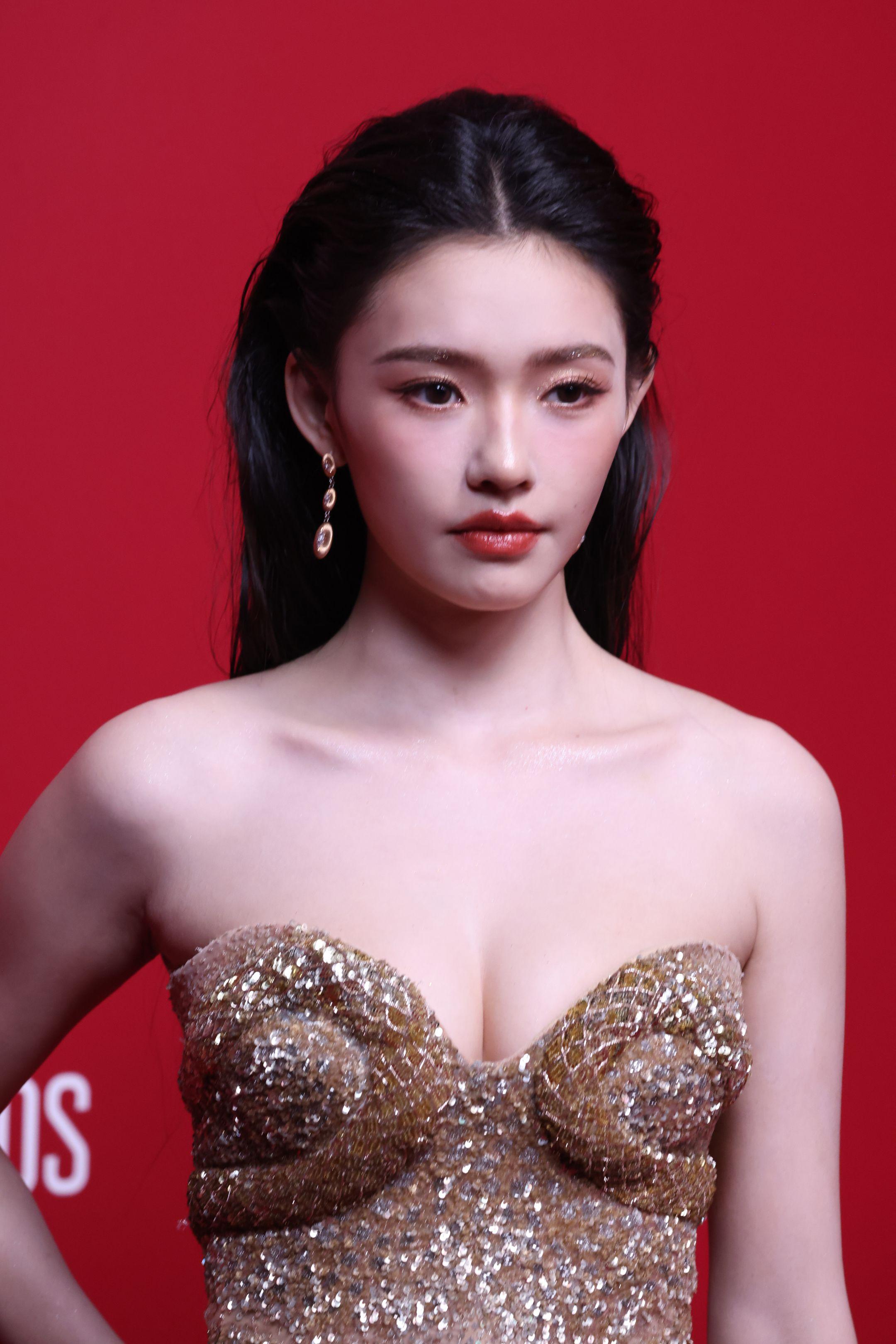 三组红毯造型，哪套更惊艳？