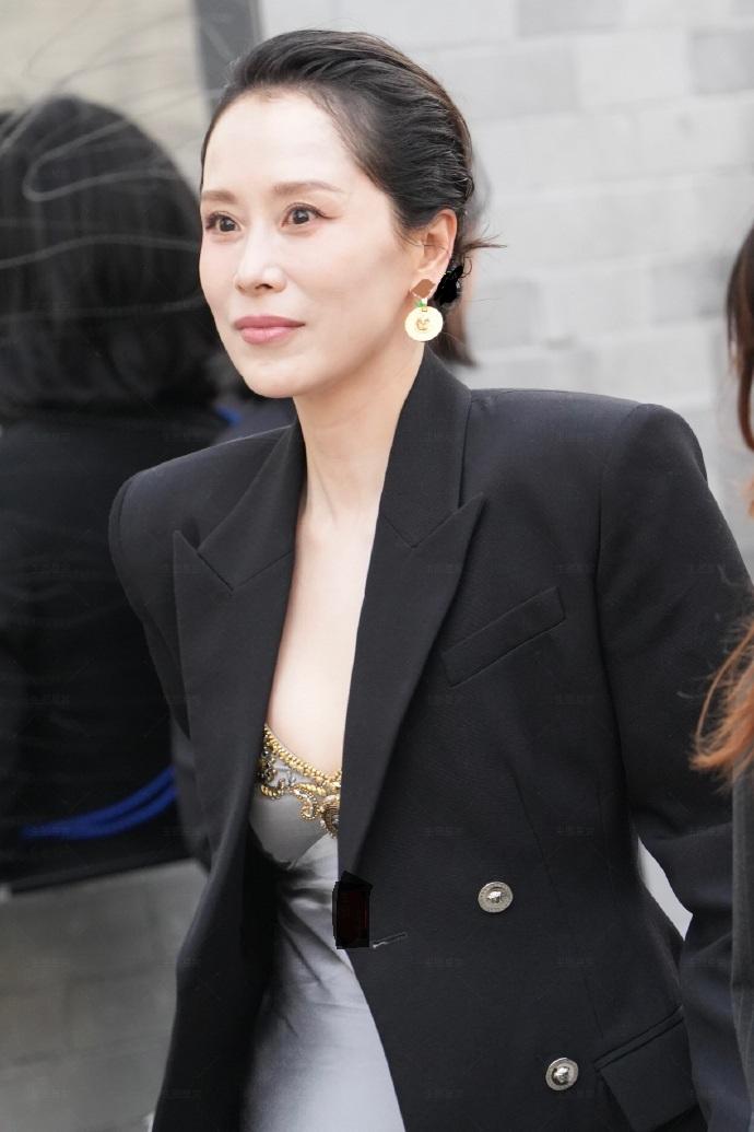 今天海清在北京出席时尚活动，她这次搭配的很有格调，看上去非常的迷人。

海清里面