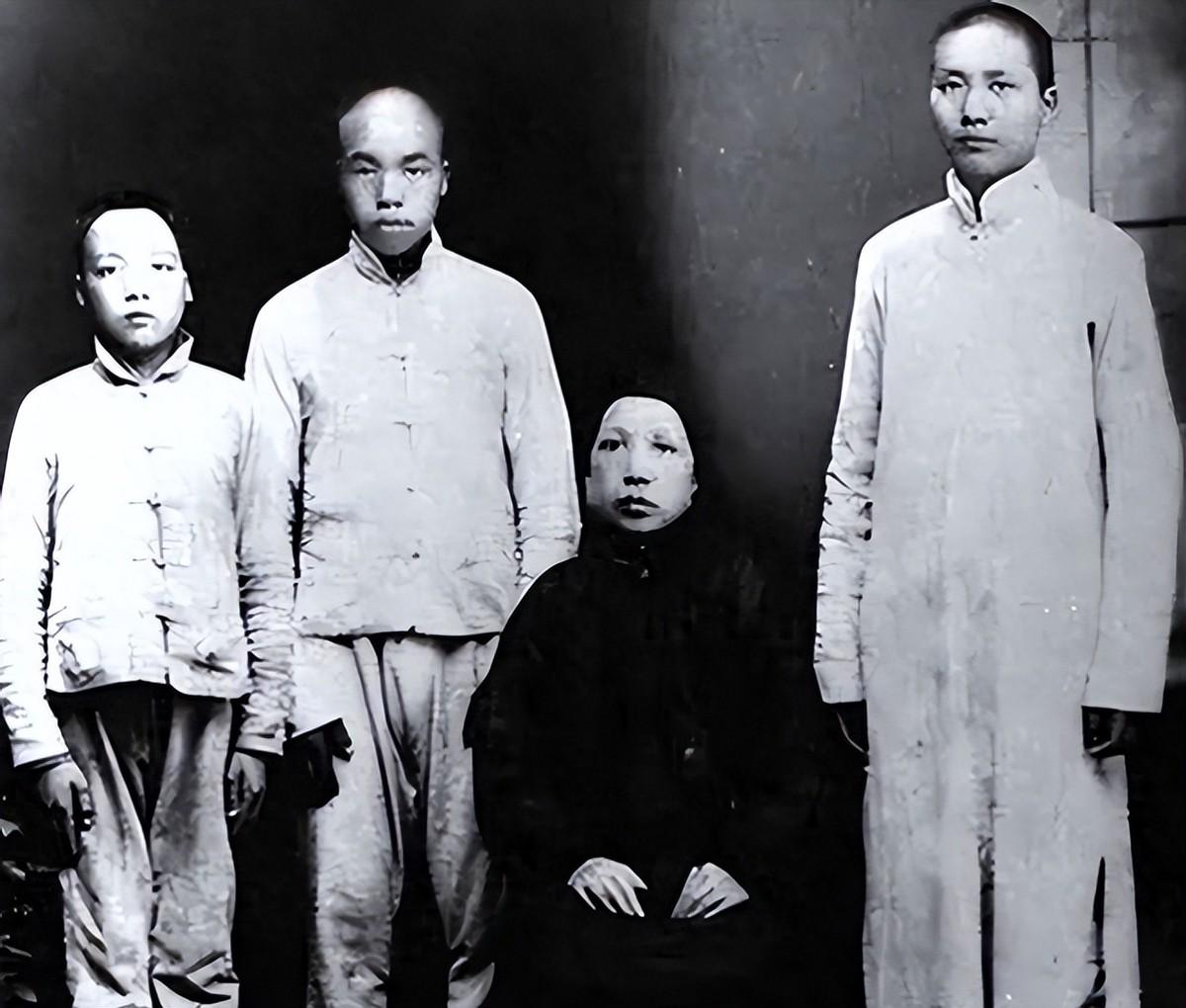 2006年，毛泽民外孙祭拜叔外公，老人指着小土包：这就是毛泽覃坟
“年轻人，你要