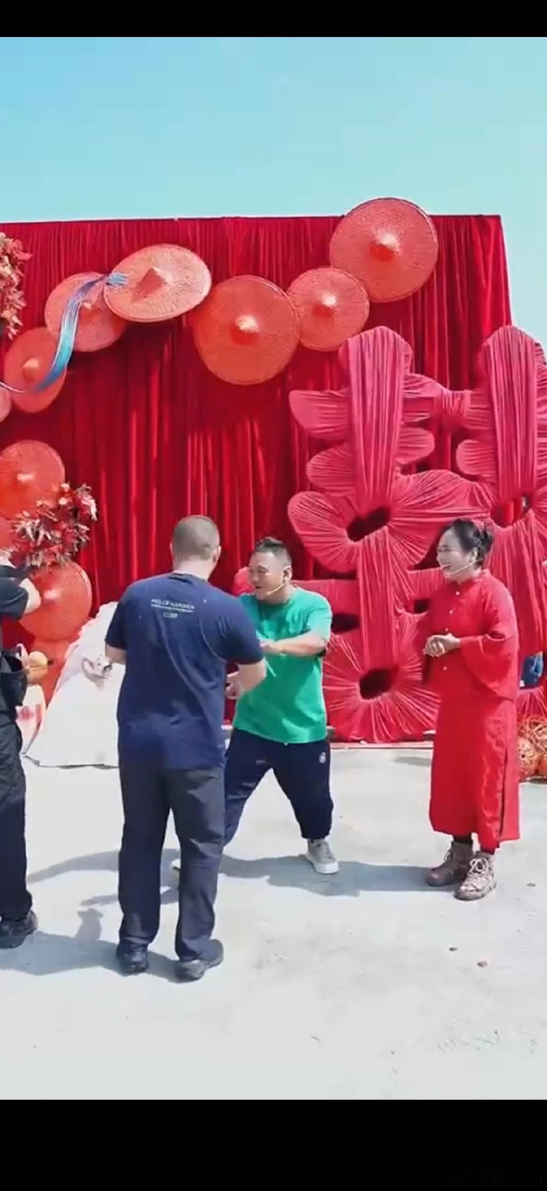 心雨鸵鸟为银发老人补办集体婚礼心雨鸵鸟婚礼自己的人生高光时刻，还记挂着村里老人，