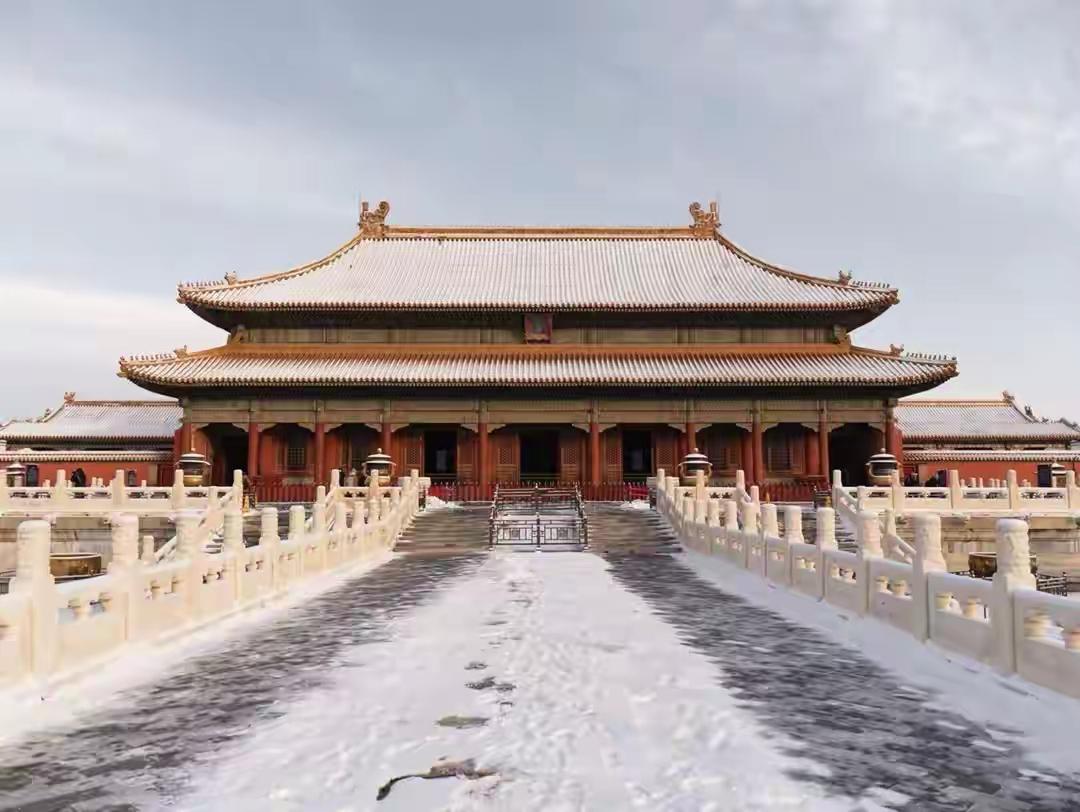 这则消息展现了公众对于明星生活点滴的关注与期待。演员李现在微博上传的雪景图片，不