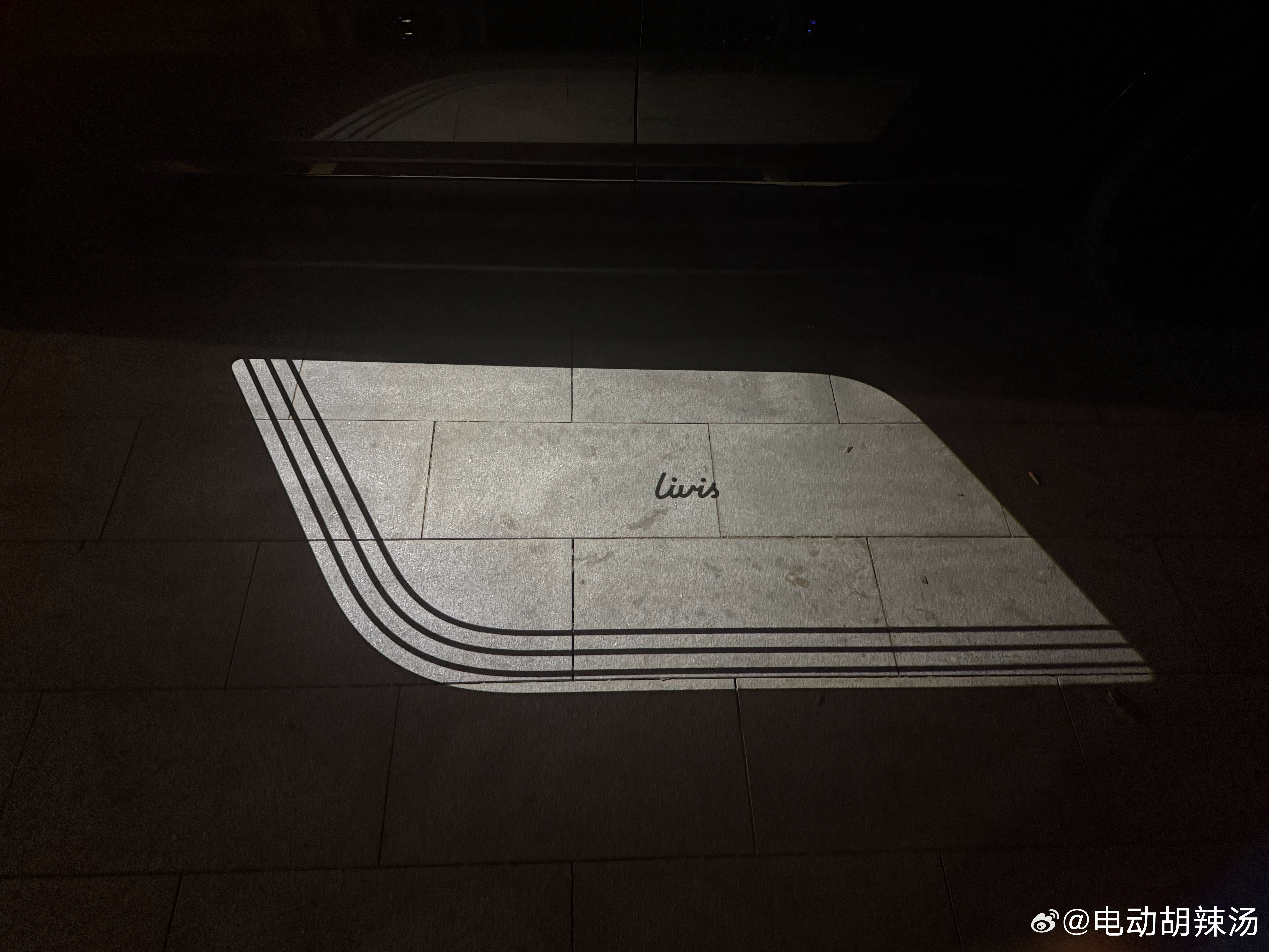 这个照地灯真建议理想全系普及下…理想汽车