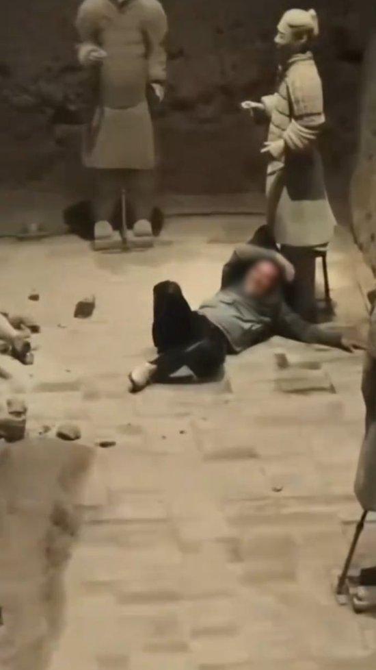 #翻入兵马俑三号坑男子已被控制#【#男子跳入兵马俑三号坑造成损坏#】据：5月30