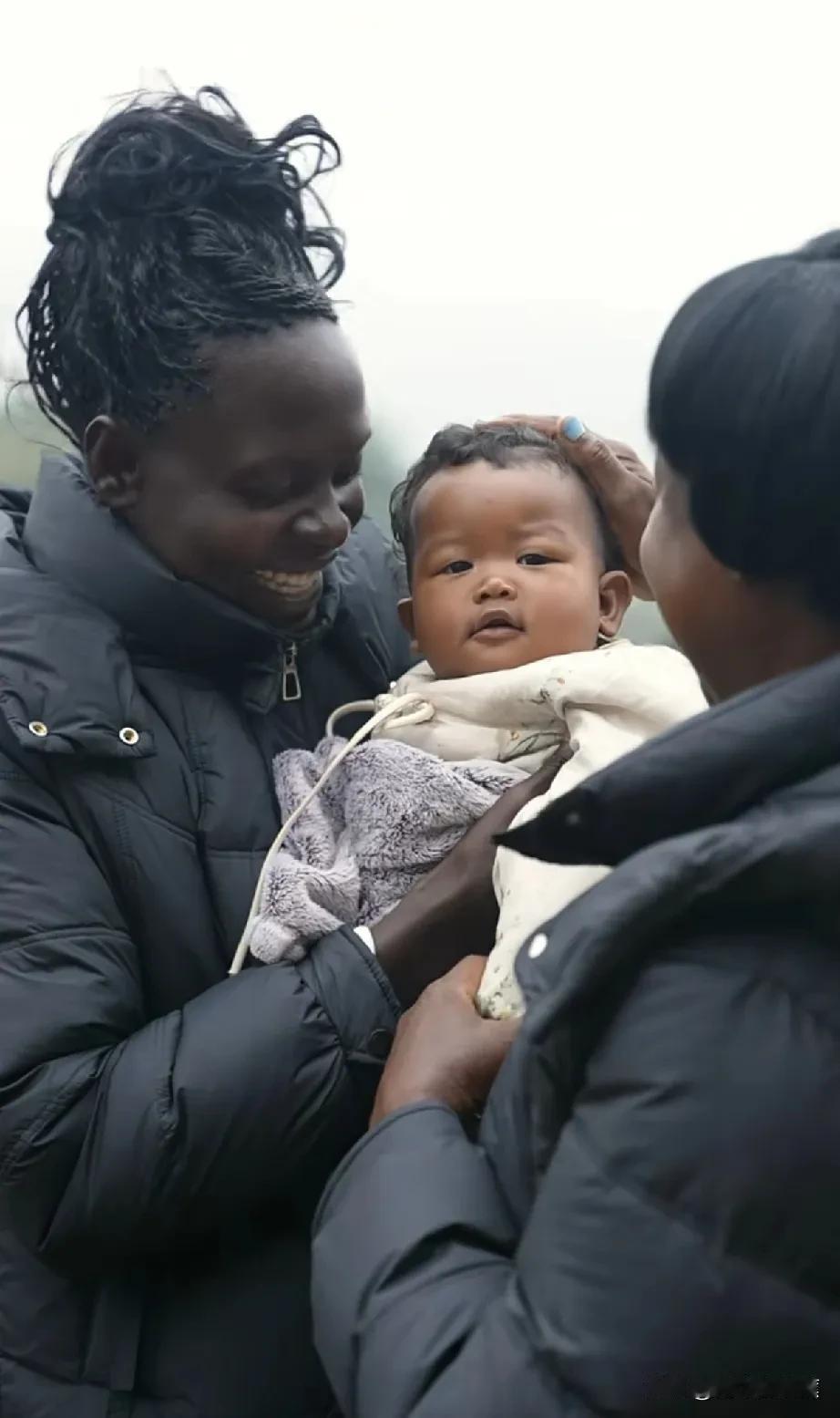 妈妈和姐姐从遥远的乌干达来到中国后，肉丝和吴建云尽心尽力地让她们吃得开心、玩得愉