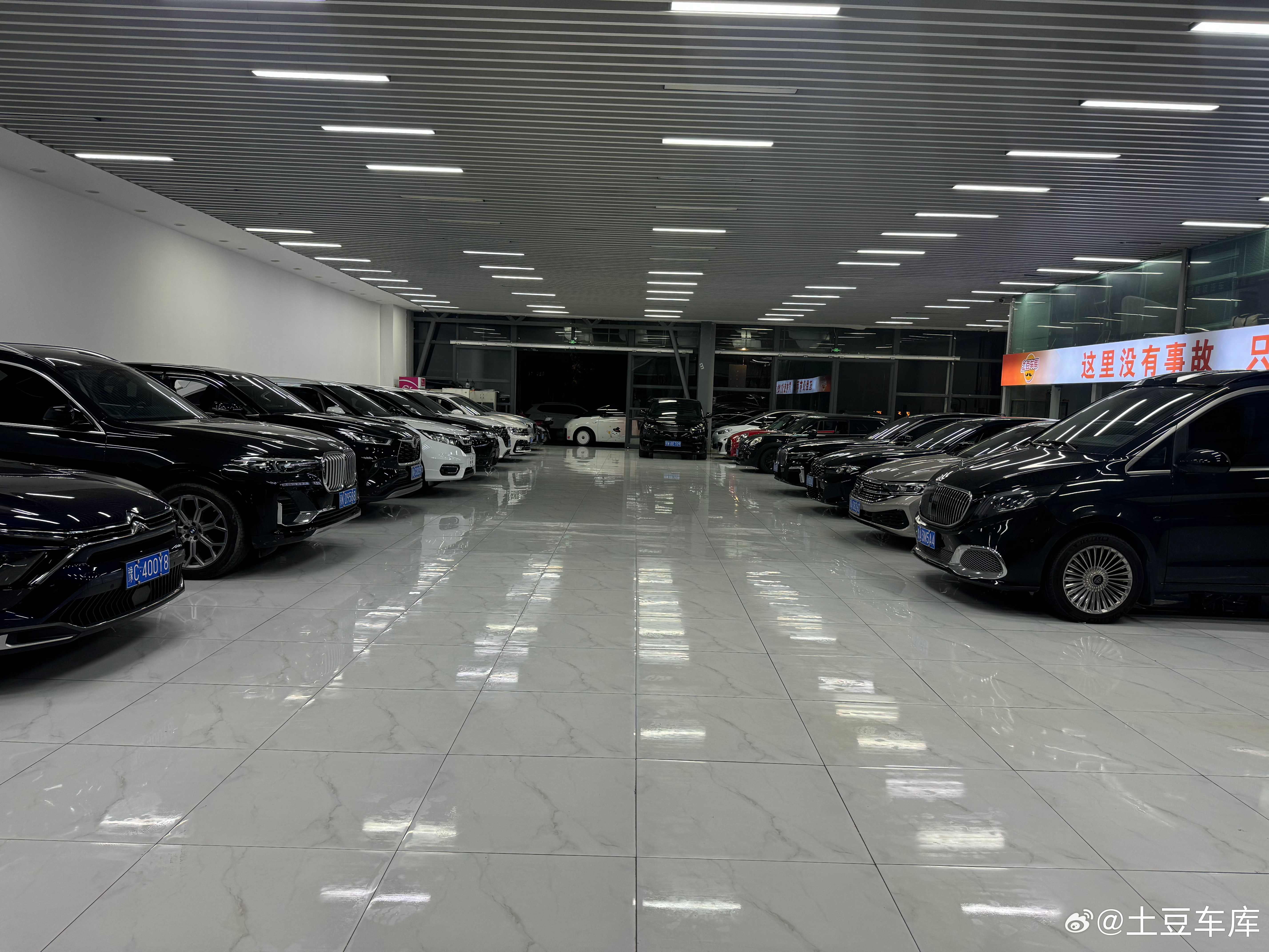 这位大叔每周打扫3次卫生一个月1000元工资他一次性接了市场5家展厅相当于500