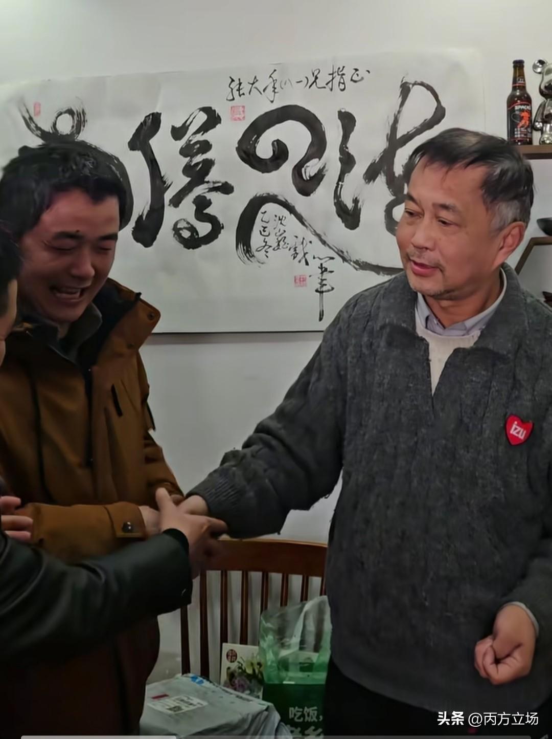 有客人到访，沈巍老师亲自下厨包饺子。一盆馅、一块面，手法娴熟，边包边聊，毫无架子