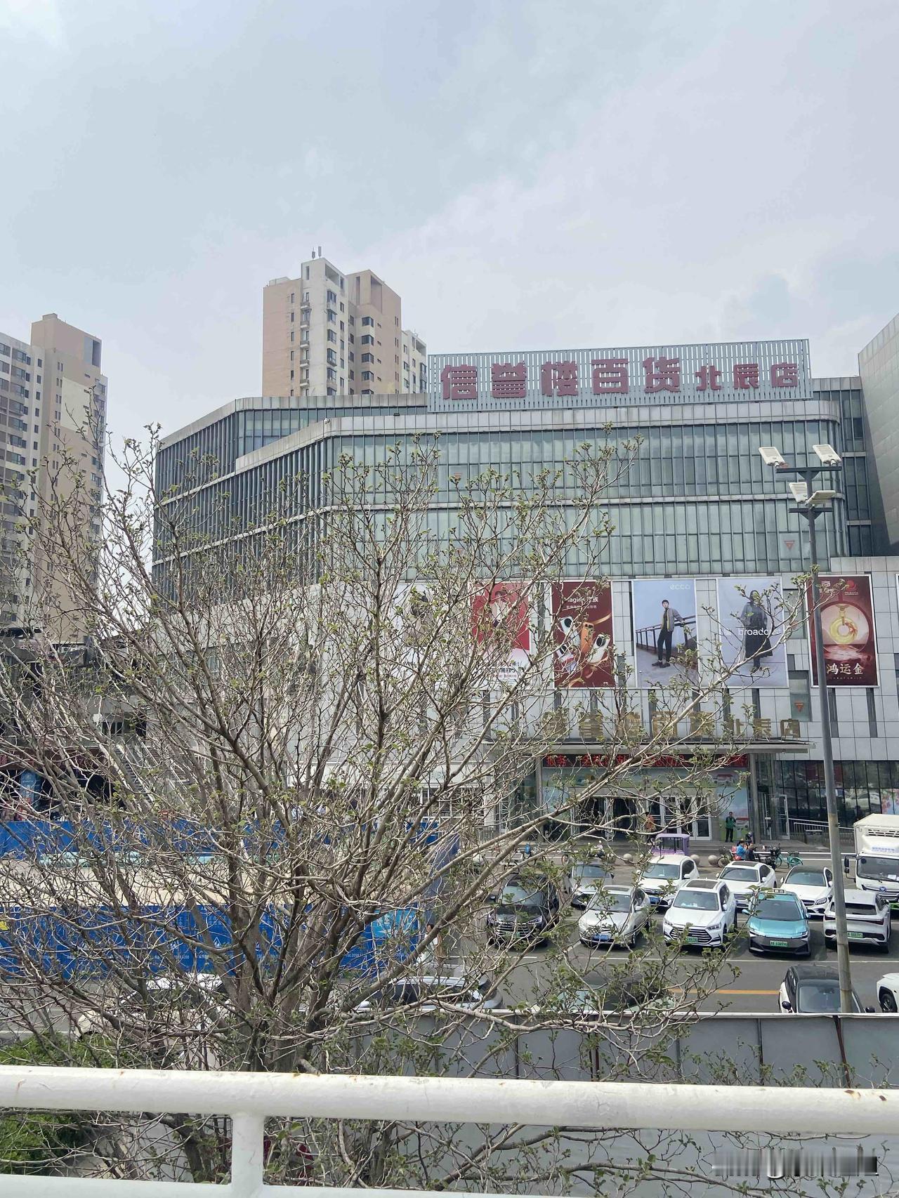 天津北辰信誉楼，地下扩建超市，施工现场在玉龙湾广场！从25年开始扩建！
到今年1