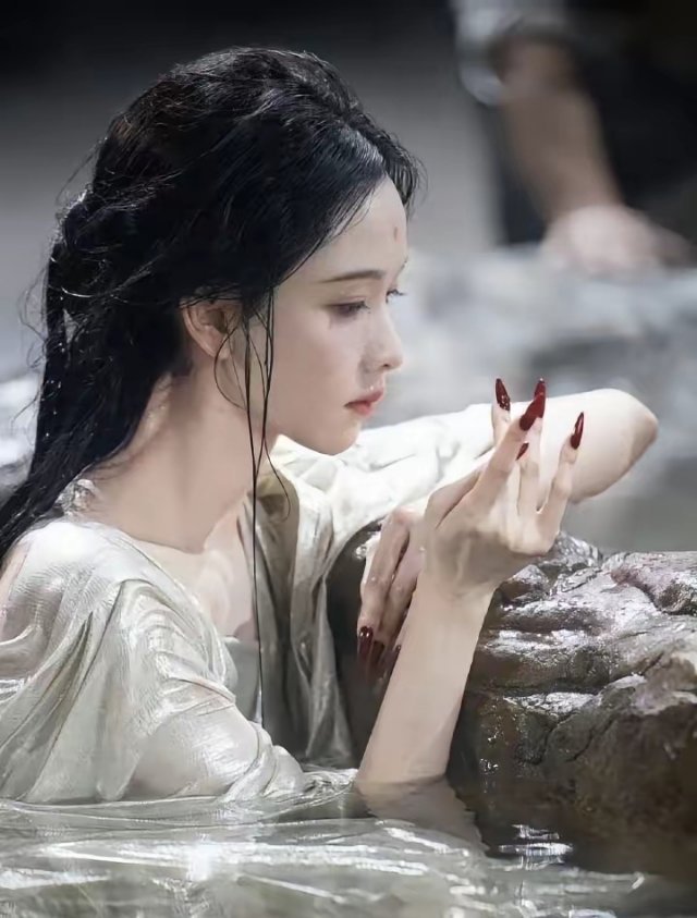 《月鳞绮纪》好不公平明明鞠婧祎和陈都灵都是一番鞠婧祎和田嘉瑞戏份多多了，可惜陈都