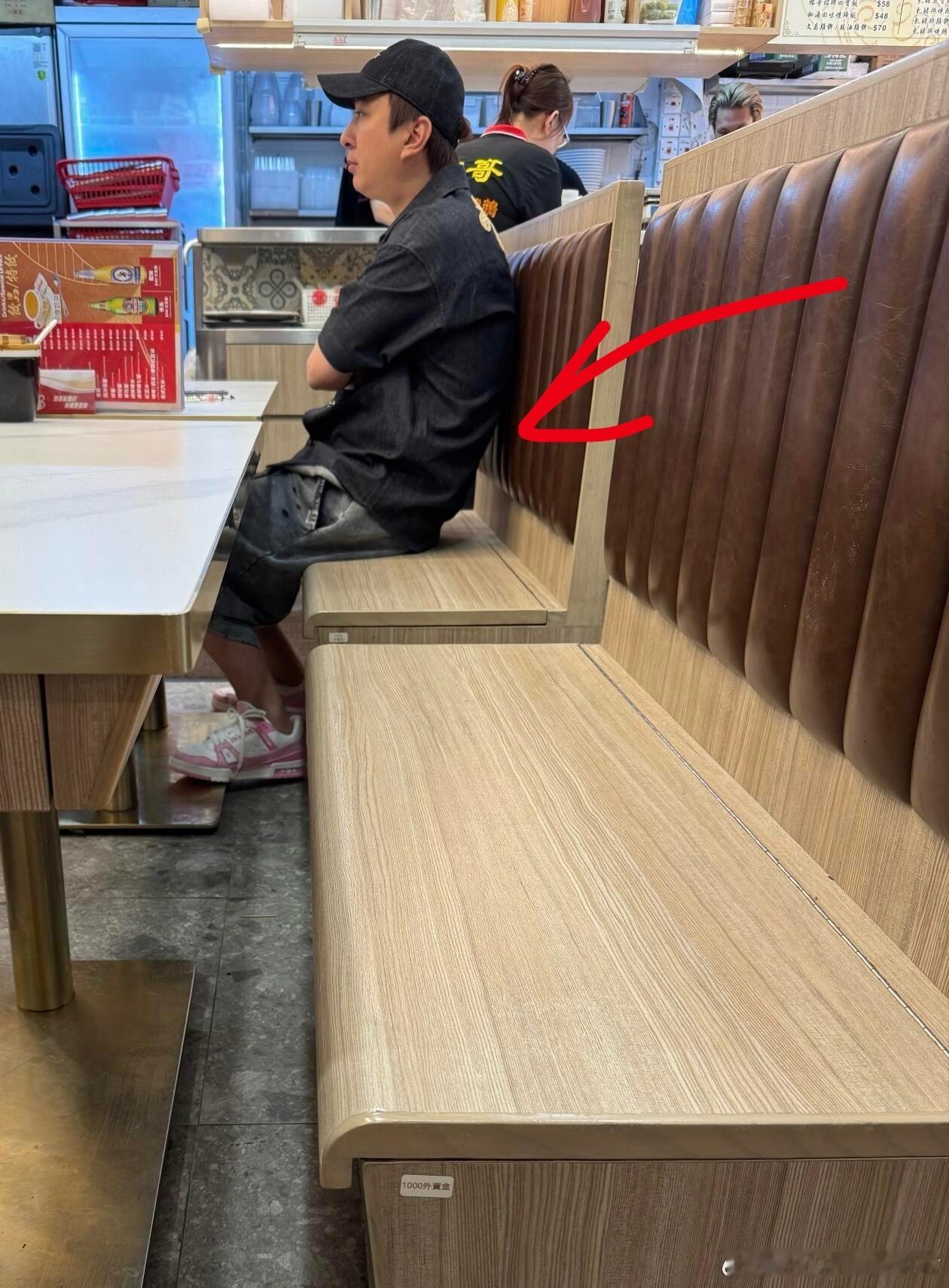 现在王思聪也掉档次了吃茶餐厅，而且啥穿都是优衣库感觉，所以说，气质和金钱没关系.