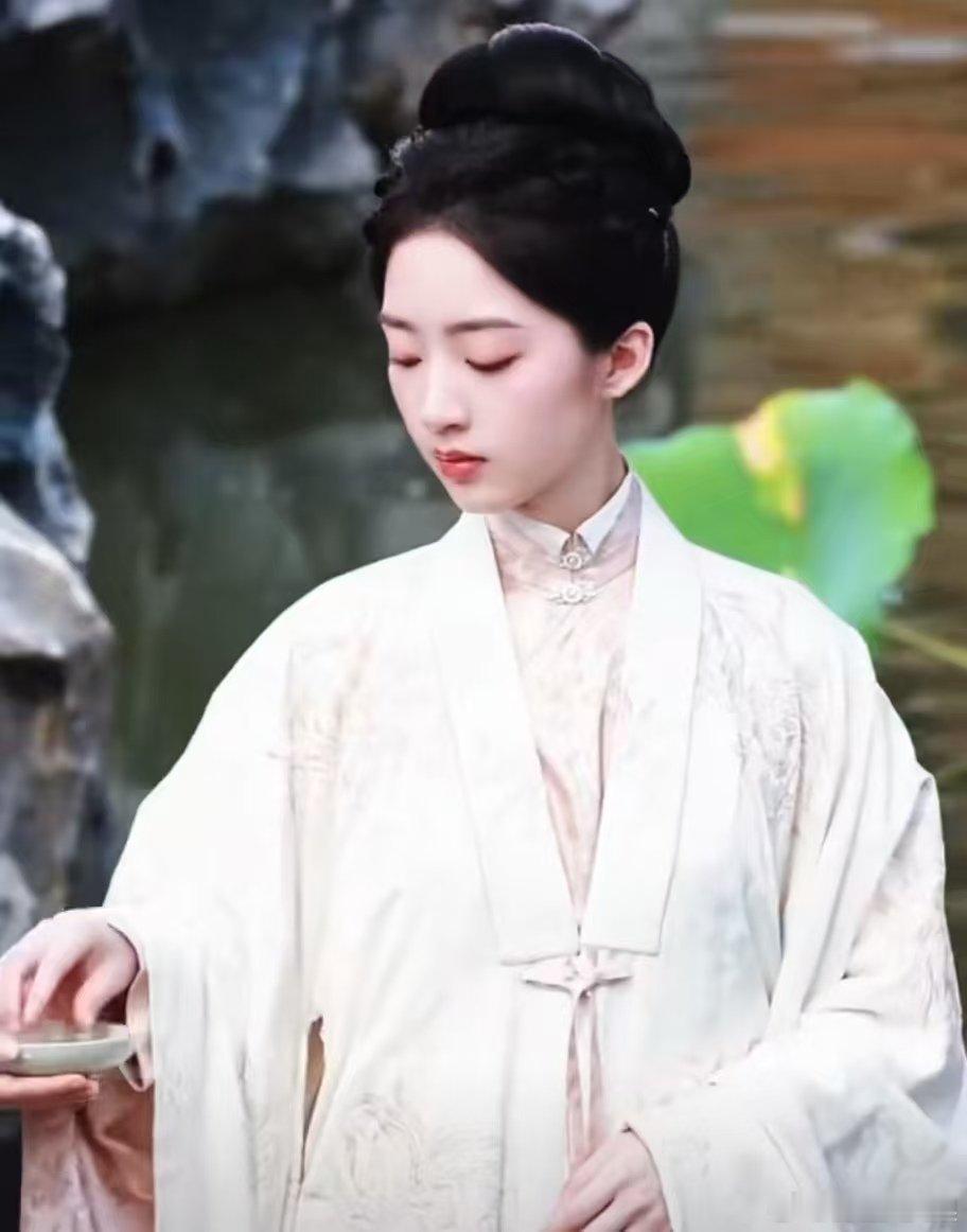 邓恩熙好权威一张古人脸 邓恩熙《花开锦绣》太有古韵！素衣清冷、婚服温婉，抬手间满