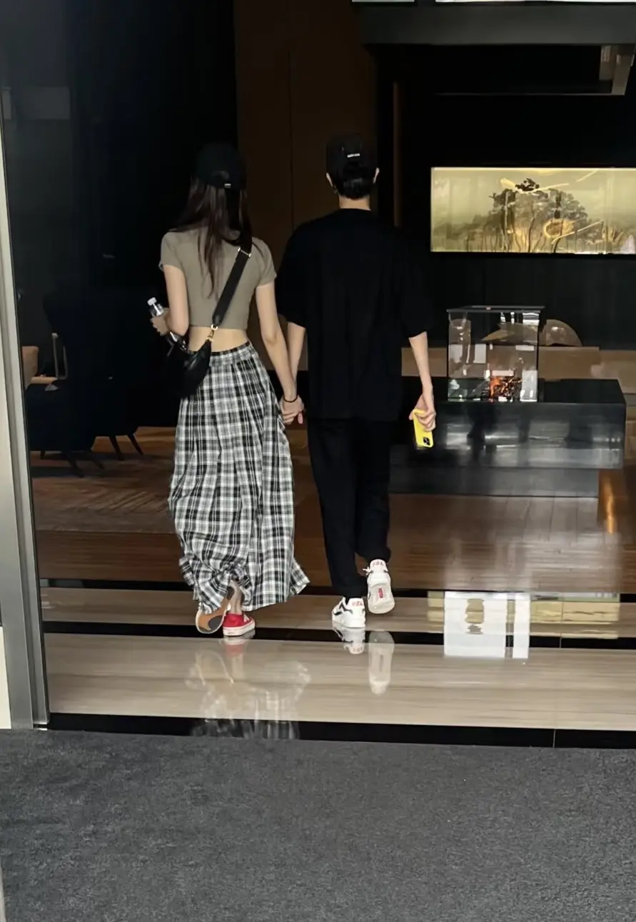 许嵩冯禧三年前牵手逛街被偶遇。两人一直甜甜蜜蜜的呀