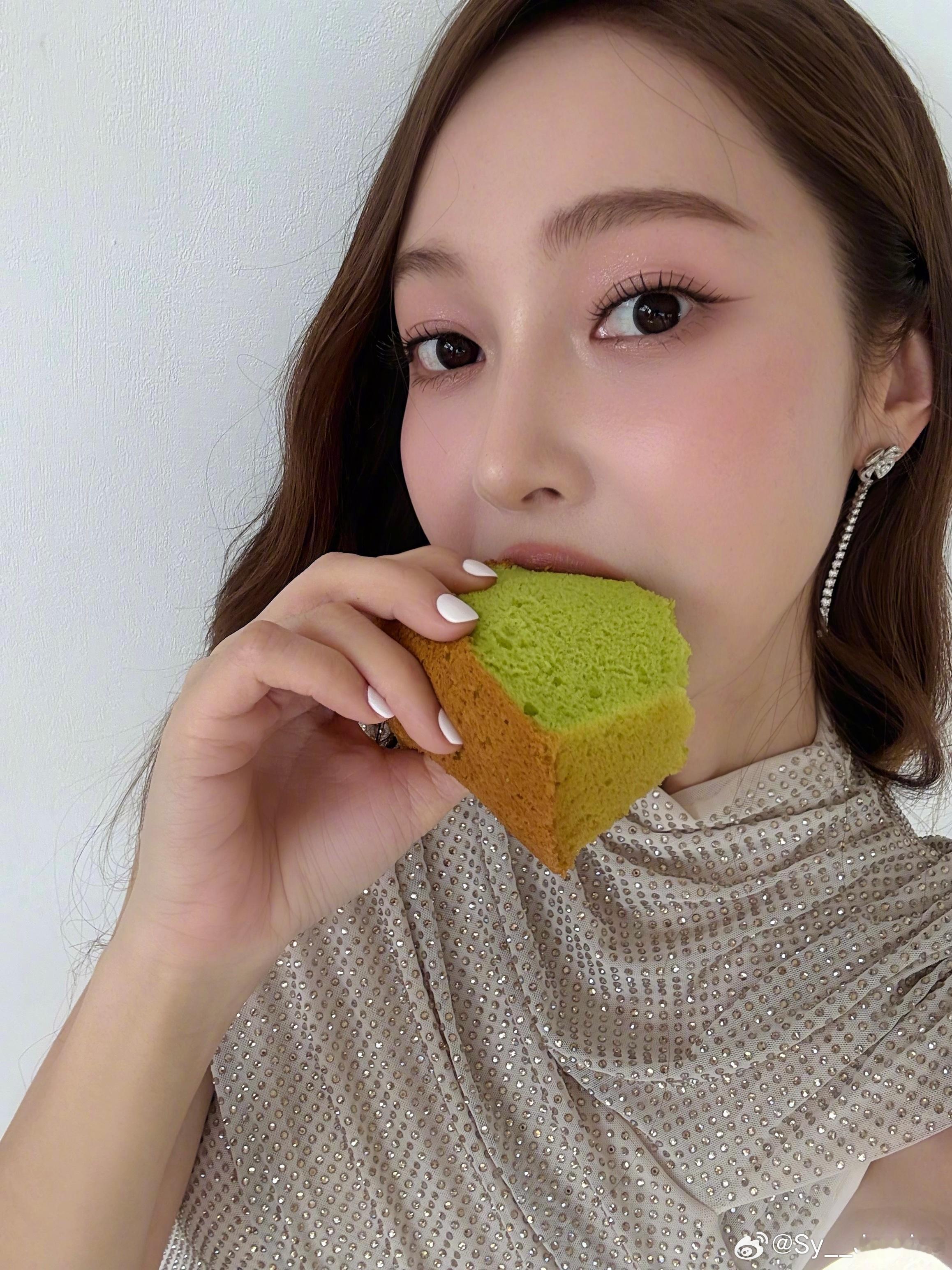 终于吃上斑斓蛋糕啦🍰虽然是我害怕的绿色💚但味道真的还不错😋捕捉一片秋天的颜