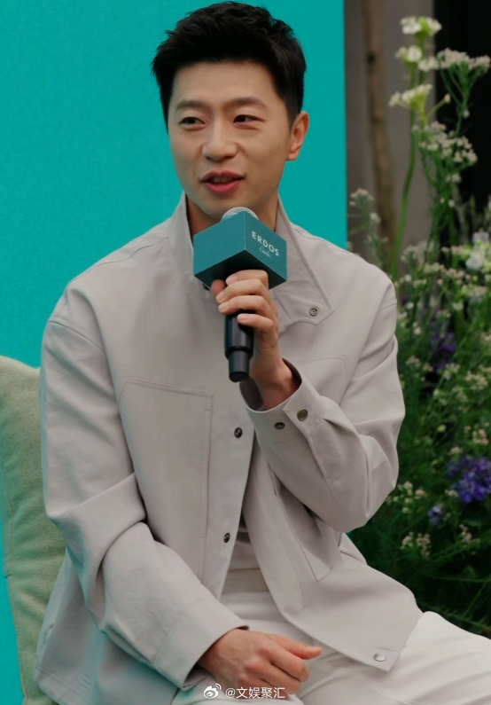 马龙这身造型给到一个夯比马龙先来的是他的帅气这套浅灰色立领工装造型完美凸显马龙气