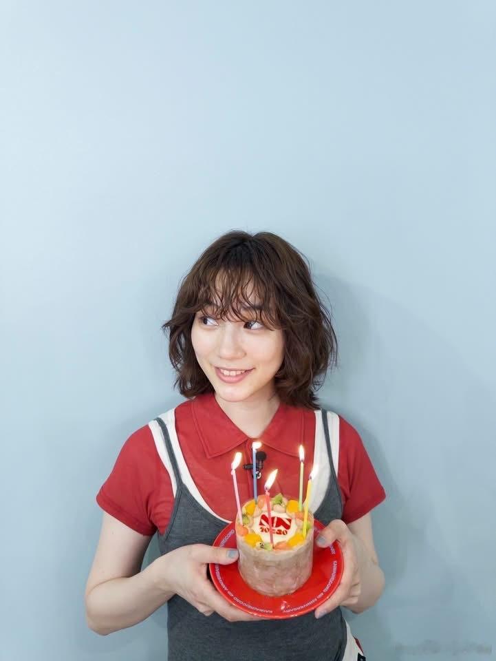 一组能年玲奈的生日照，今天是她的33岁生日🎂，今年也是她出道20周年 