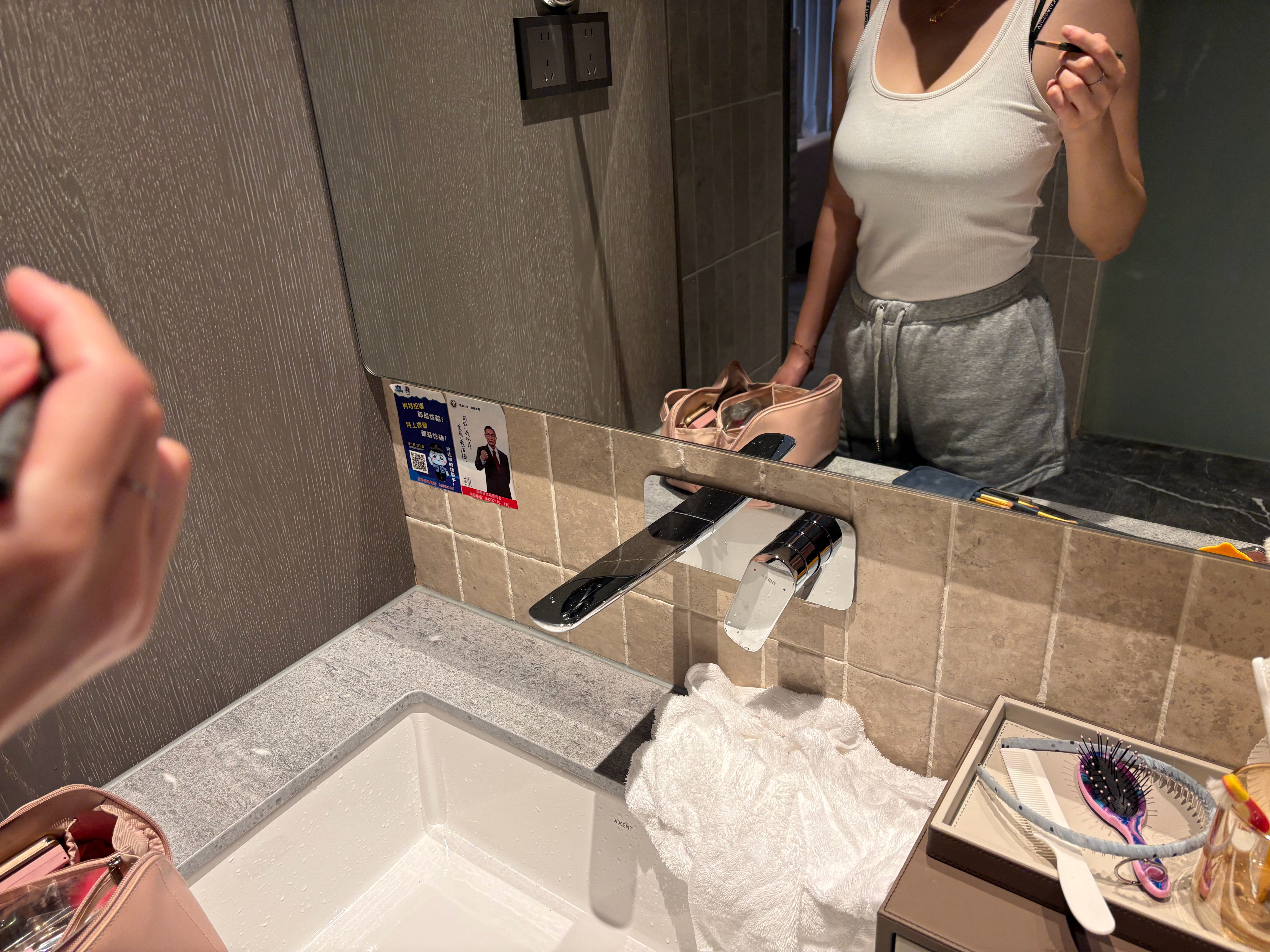 今天不知道要化妆到什么时候才能回上海今天老婆穿这样今天穿什么ootd