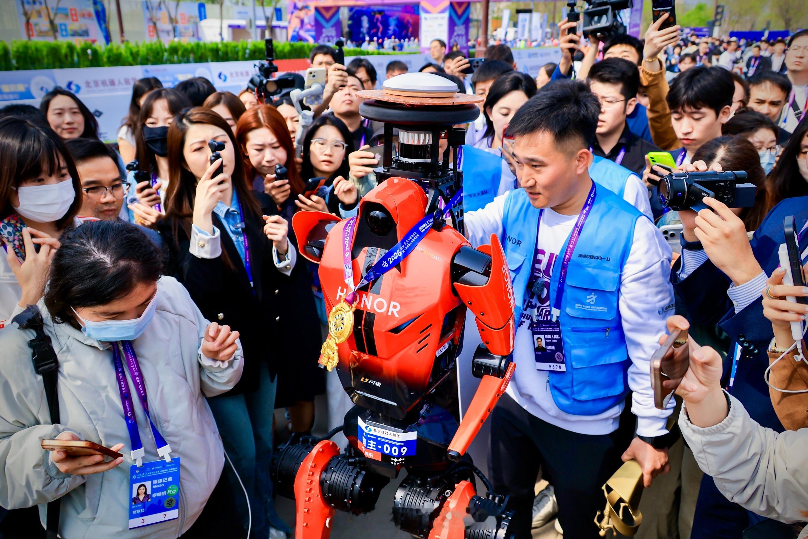 距首届亦庄半马过去仅一年，机器人领域发展迅猛，马拉松赛事能全面检验机器人硬件与算