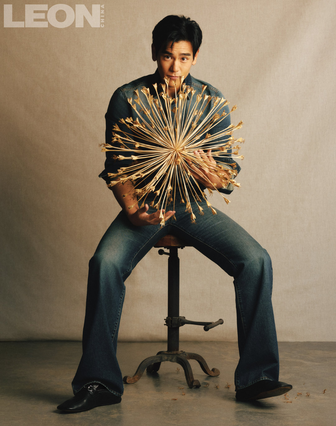 彭于晏拍摄LEON中文版二月刊封面，一组春意盎然的野生大片，感受彭于晏带来的旺盛