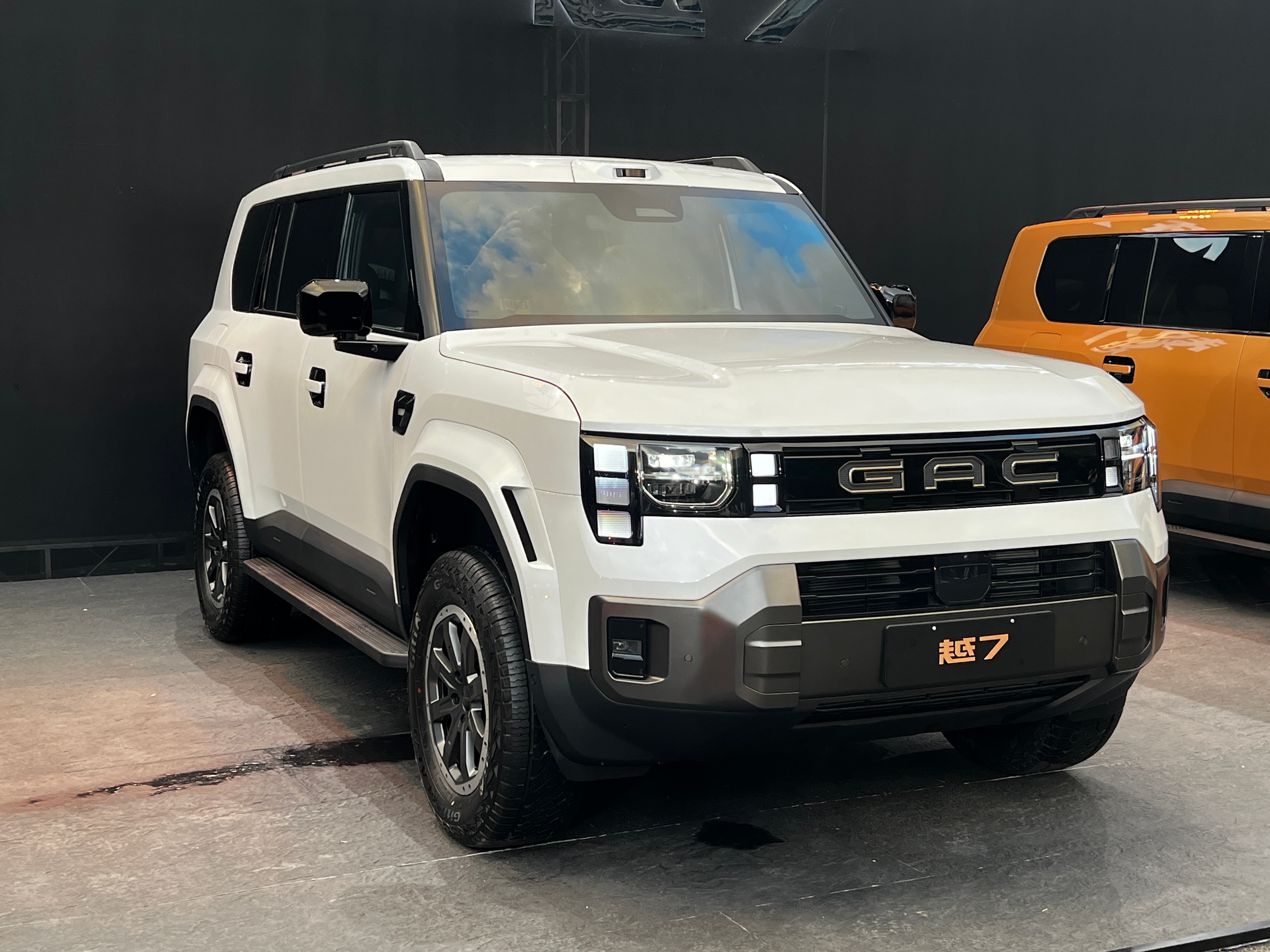 传祺越7 定位中型硬派越野SUV，将填补传祺硬派越野产品线空白，典型方盒子式的硬