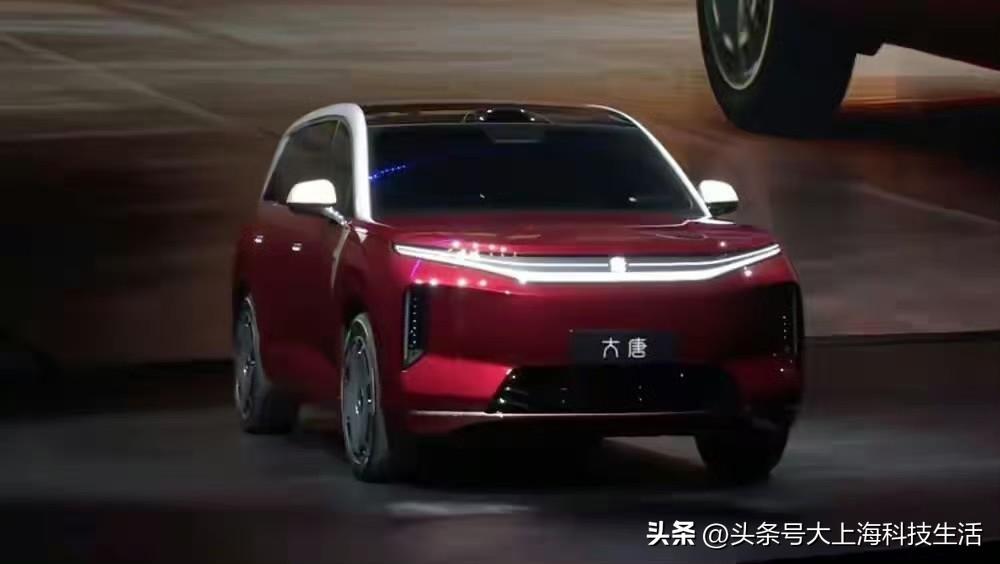 比亚迪大唐这个红白配色，真的好帅呀，很难想象，这样一辆大车回村过年的那一段路上，