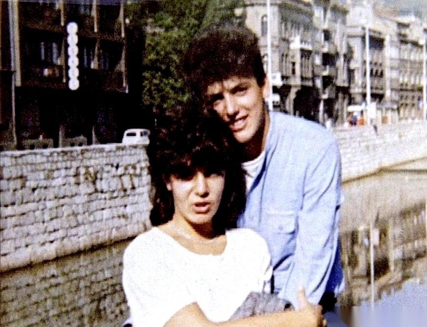 在萨拉热窝，有一座桥。当地人叫它“狙击手走廊”。
一个叫博什科的塞尔维亚小伙，和