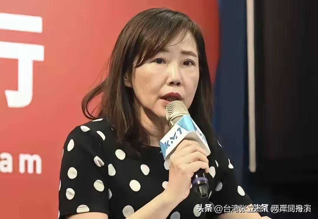 尹乃菁从国民党文传会主委位置离职后，在广播专访里直接把矛盾摆到了台面上。
 
她