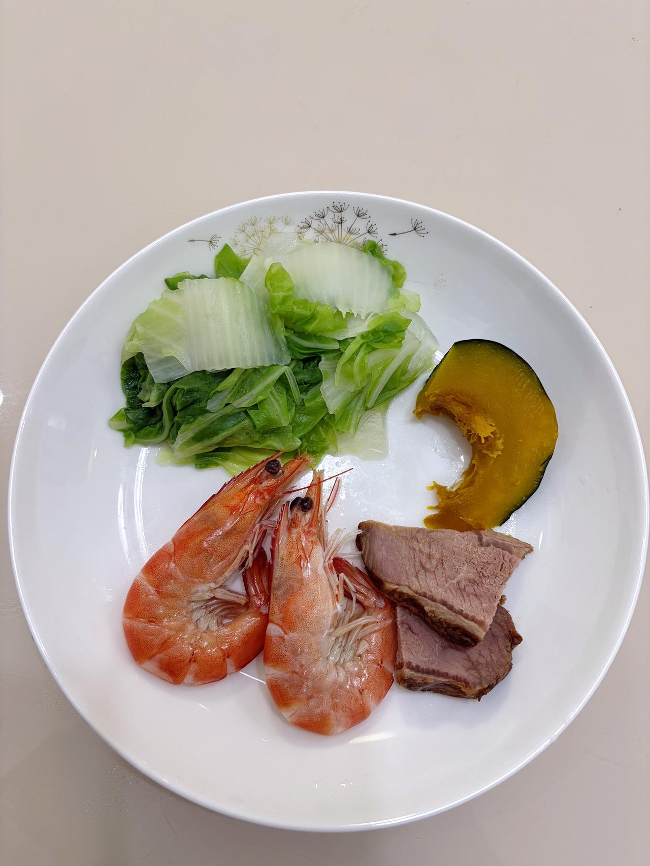 泪水打湿我的减脂餐，目标103斤，加油
今日减脂晚餐：牛肉+虾+南瓜+青菜
体重