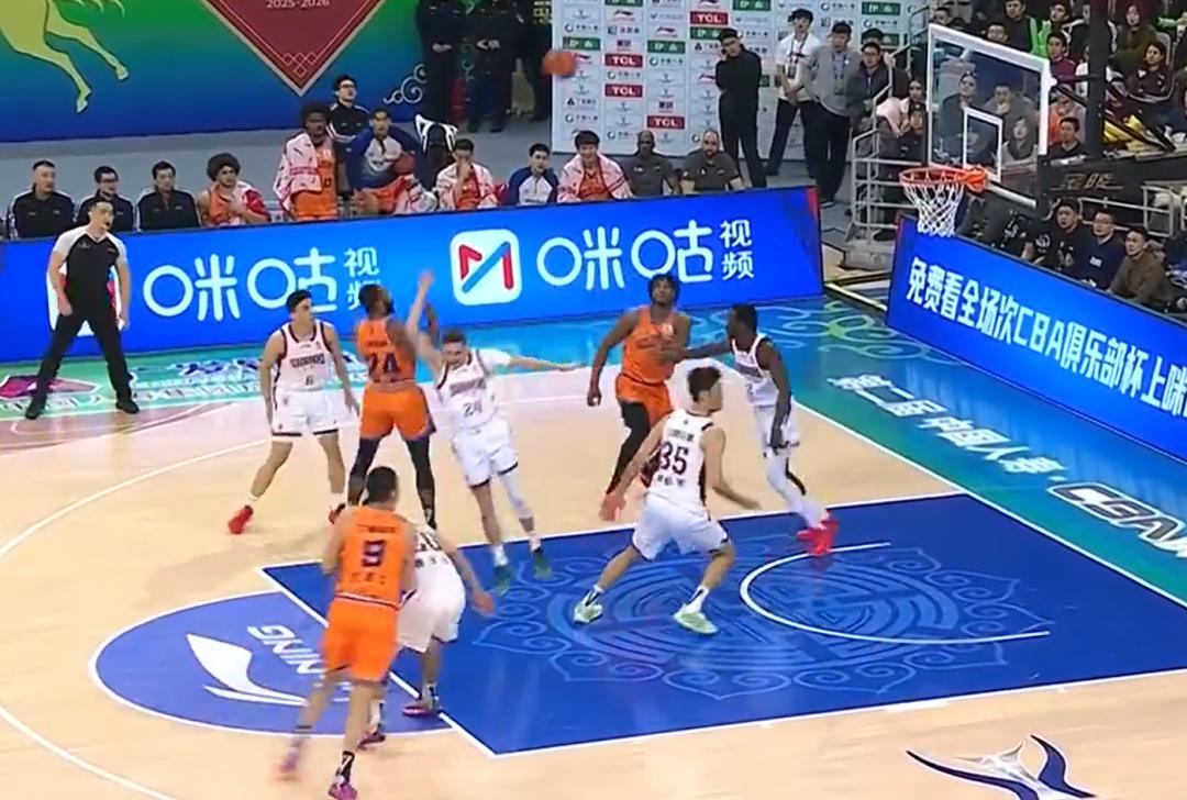 上海久事在CBA俱乐部杯决赛中，以114-94的压倒性优势击败山西汾酒，成功卫冕