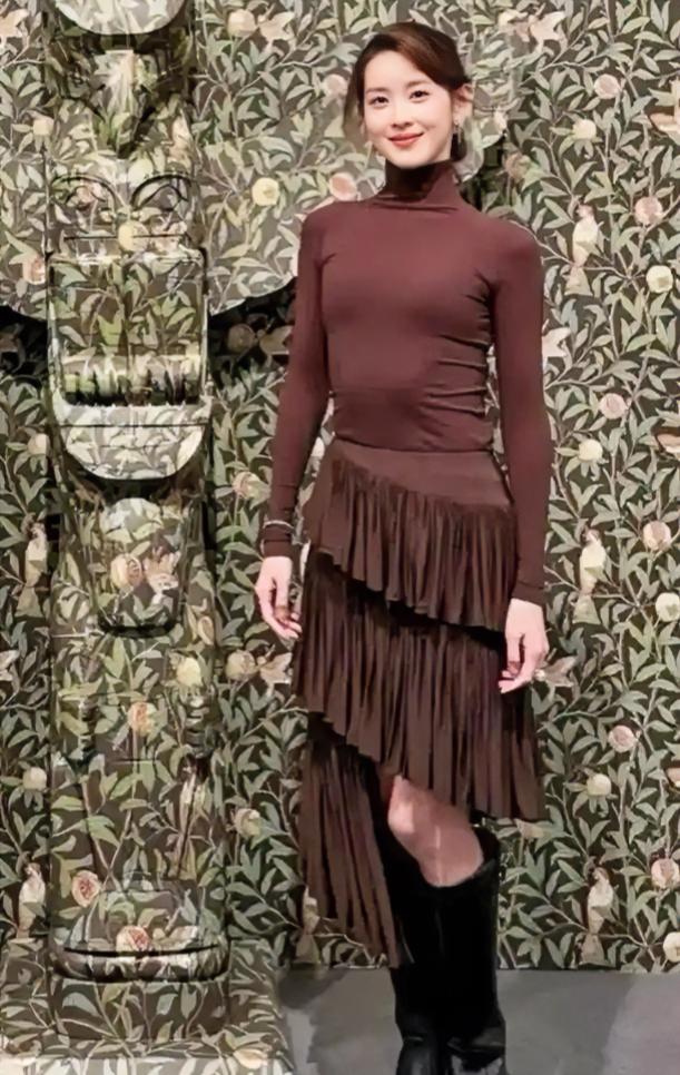 近日，刘强东妻子章泽天在伦敦看展还参加宴会，长得高又瘦，看着就特别亮眼。

当天