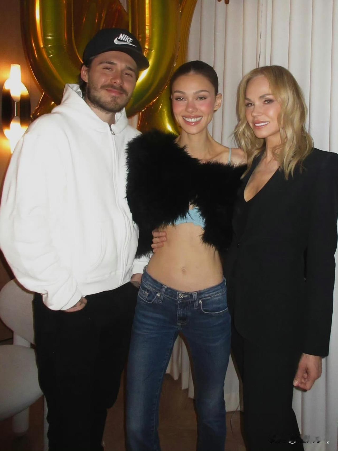 发现没，大布妻子妮可拉超爱穿低腰牛仔裤。而且也特别爱秀小蛮腰，小腹平坦，一丝赘肉